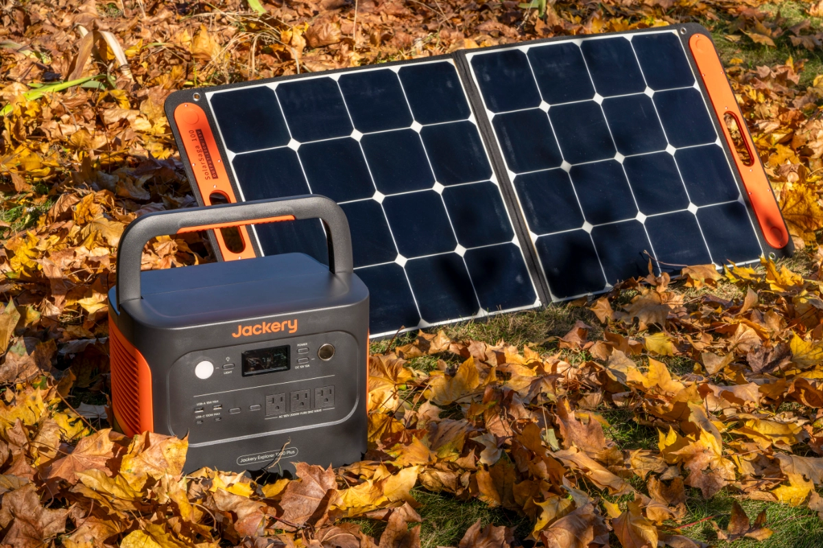 jackery-1000-solar-panel A Jackery Explorer 1000 with solar panel